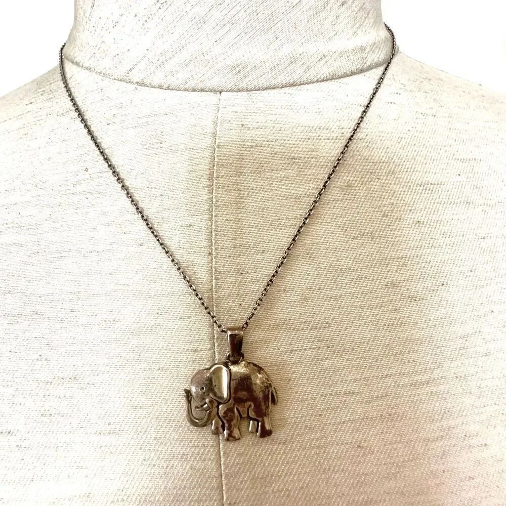Silverโtoneย elephantโpendantโnecklace